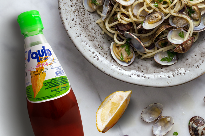 Nahaufnahme der Squid Brand Fischsauce, zeigt die klare, goldene Flüssigkeit