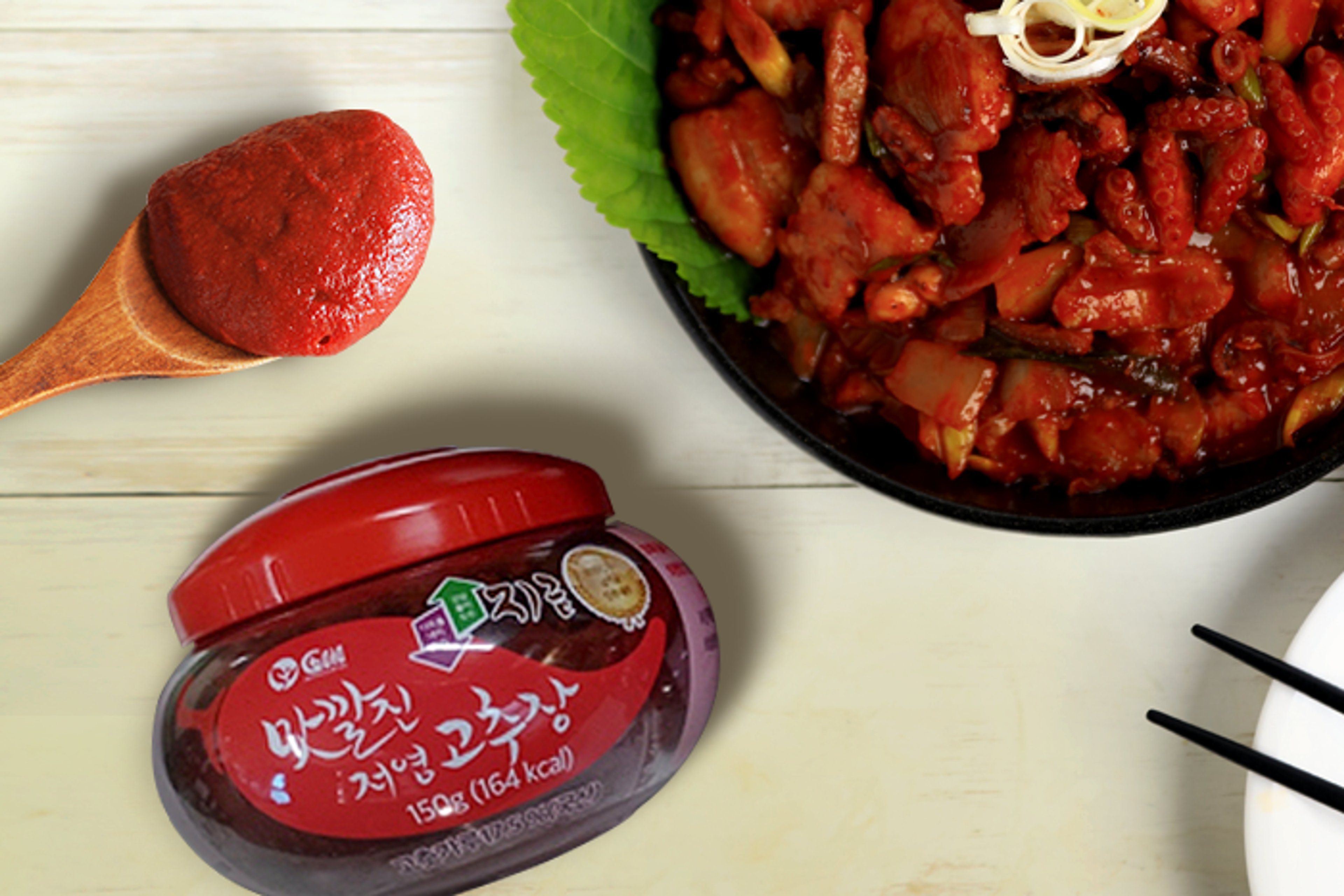 Nahaufnahme der Gochujang-Paste zur Darstellung der Konsistenz und Farbe.