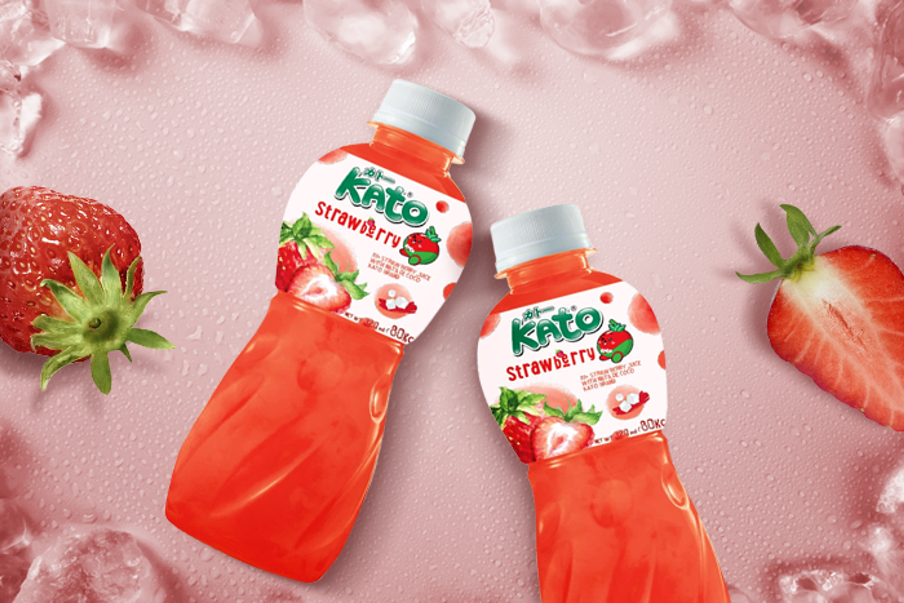 Eine Hand, die KATO Erdbeersaft mit Nata De Coco direkt aus der Flasche trinkt.