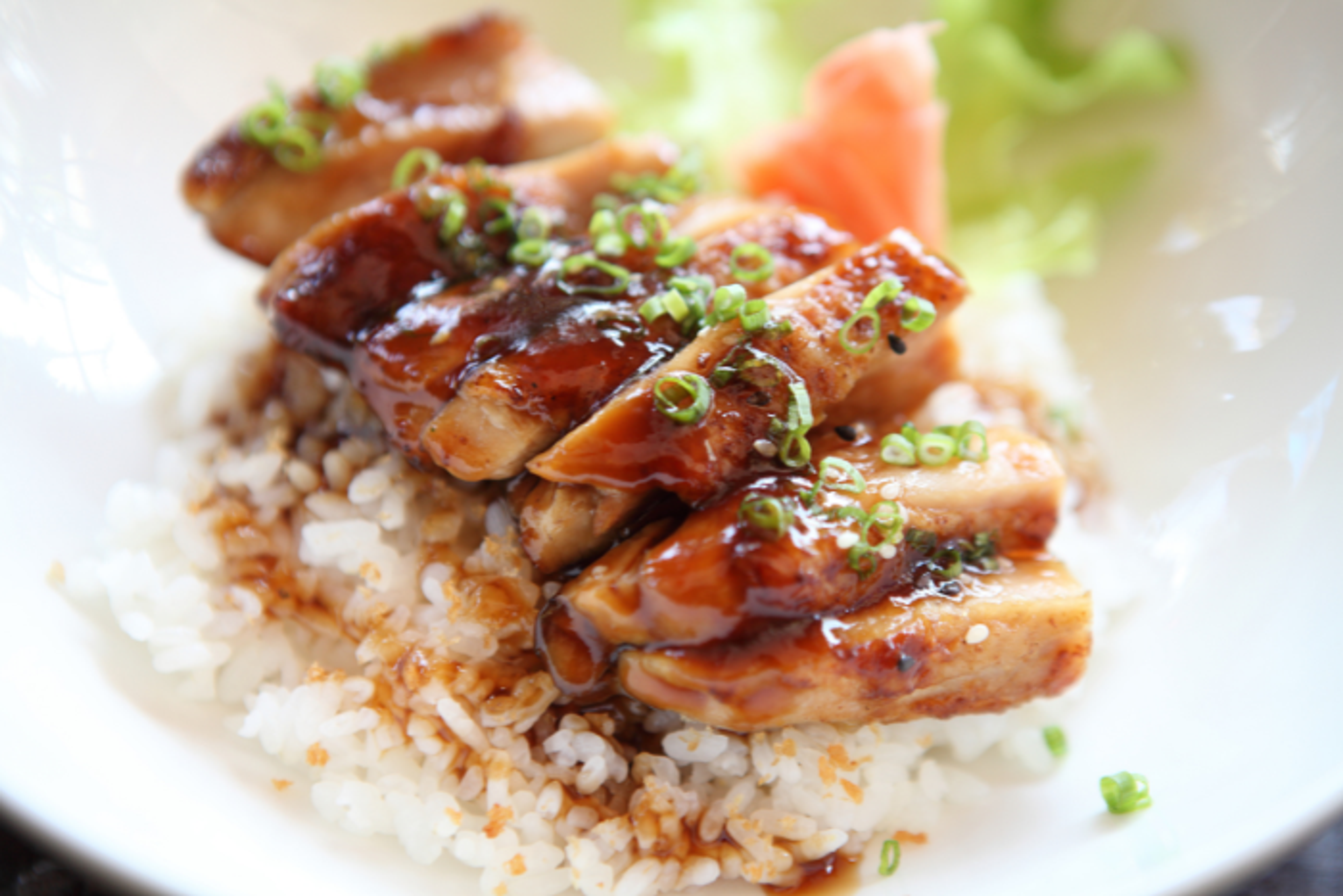 Schnelles und einfaches Low-Carb Teriyaki-Hähnchen mit Shirataki-Reis: High-Protein Diät-Trick