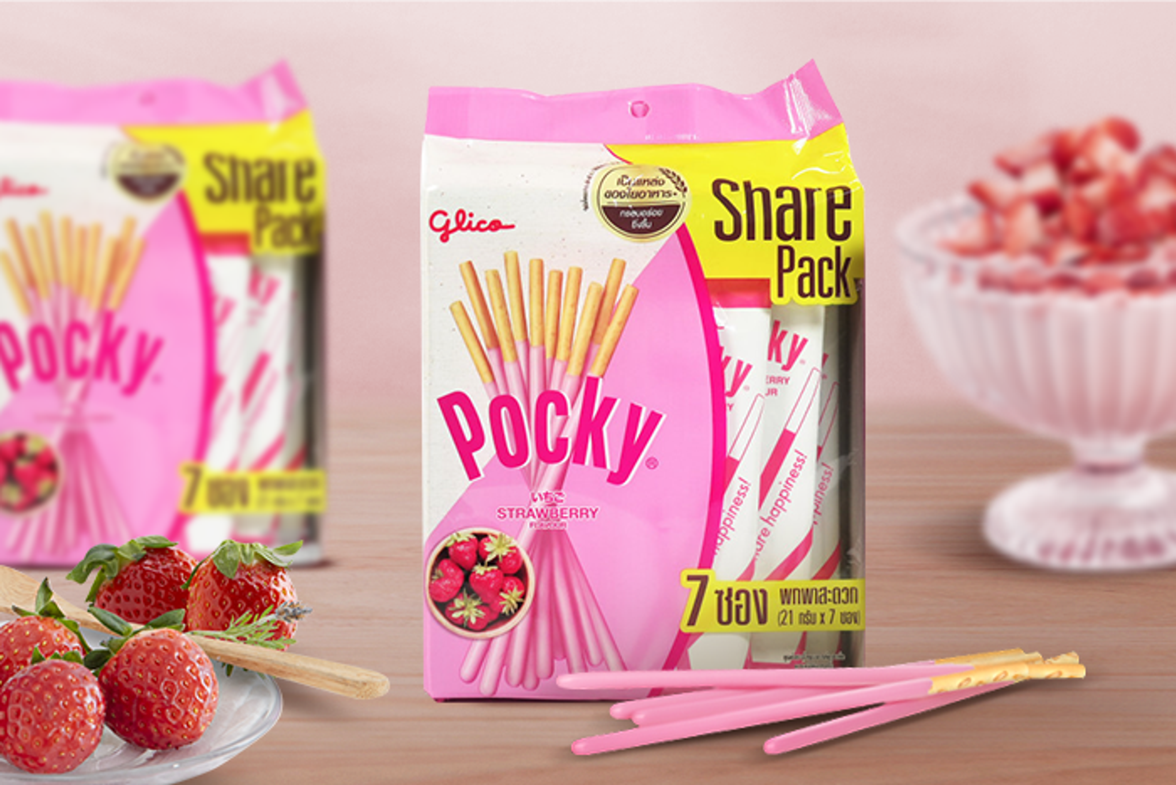 Ein Pocky Stick wird neben einer Tasse heißen Tees dargestellt.