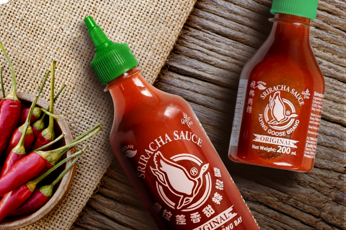 FLYING-GOOSE-Sriracha-Hot-Chilli-Sauce-Flasche-auf-hellem-Hintergrund