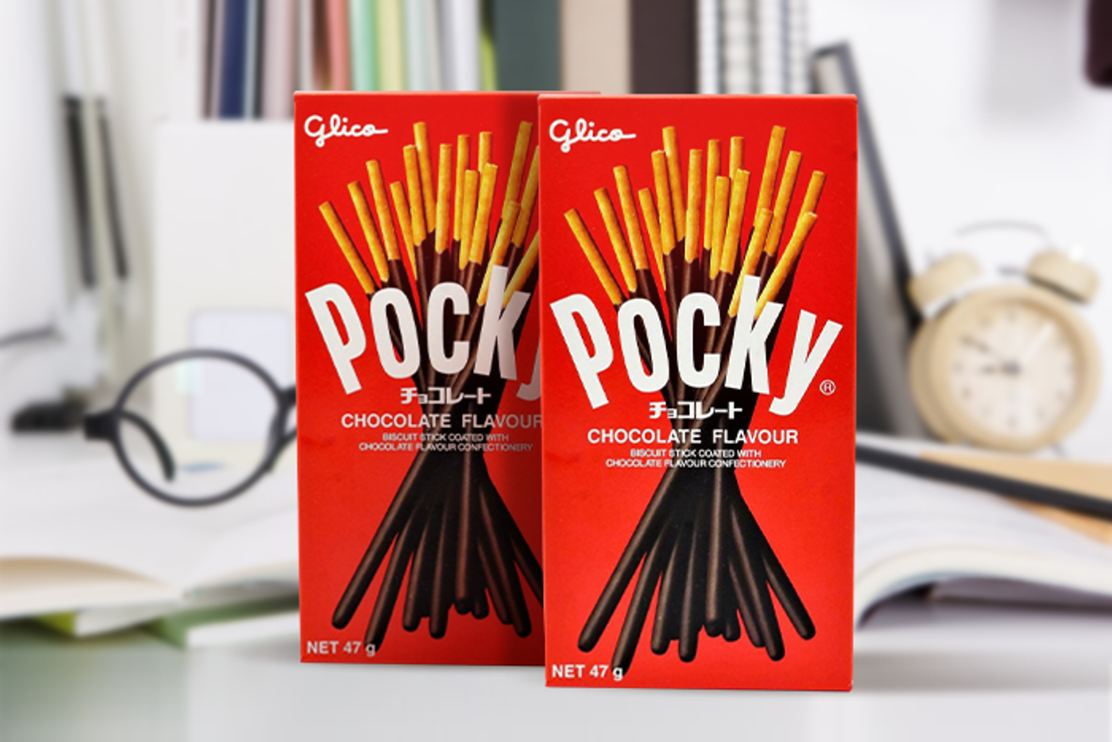 Glico-Pocky-Sticks-neben-einer-Tasse-Kaffee-als-Ideale-Kombination