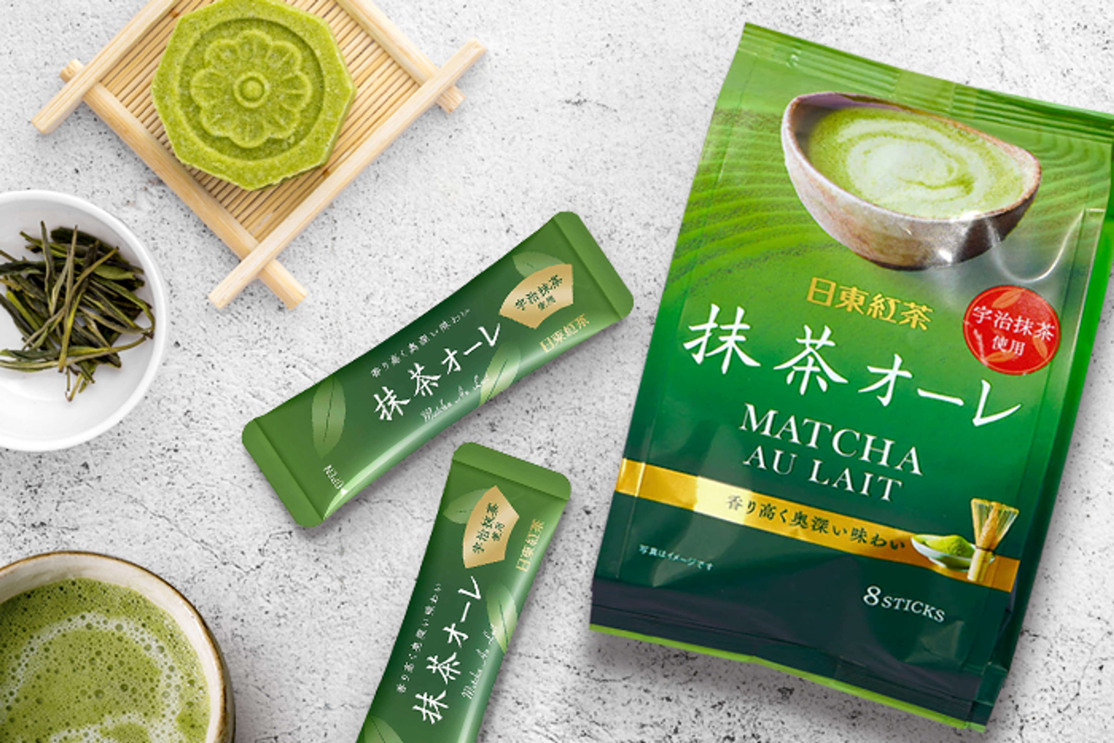 Jemand genießt einen Matcha Au Lait unterwegs, perfekt für einen schnellen Genuss.