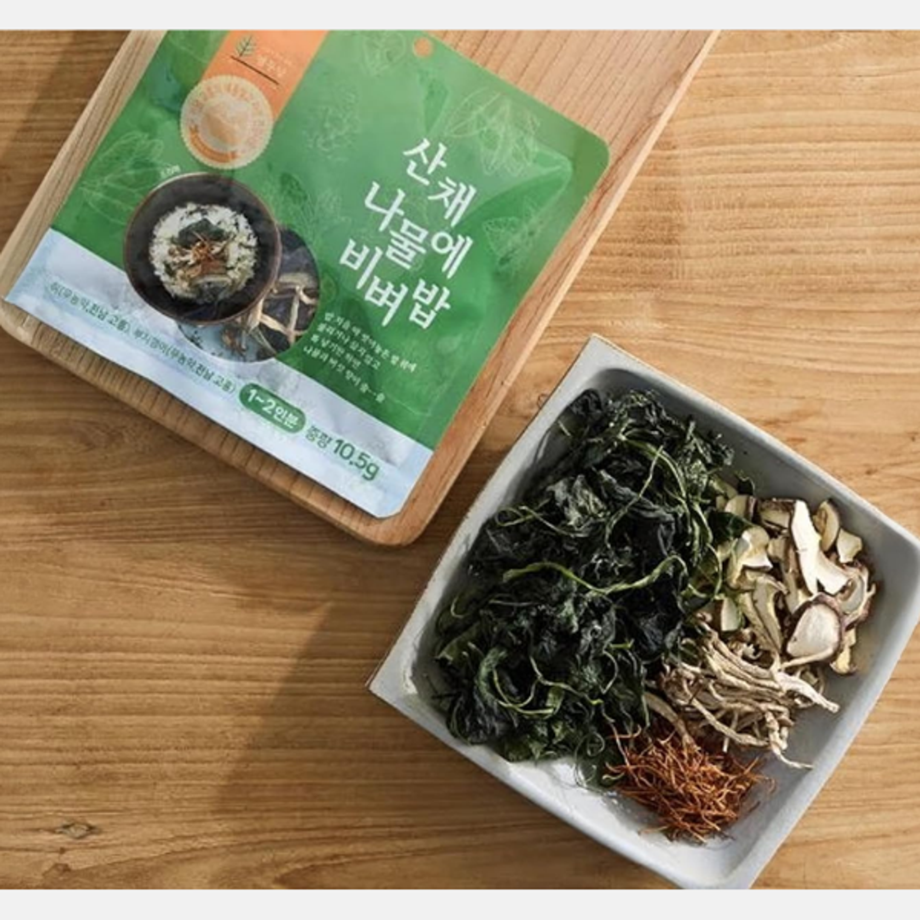 Vorderansicht der DAMWOO Korean Bibimbap Namul Mix - Sanchae 10.5g Verpackung – zeigt das natürliche und authentische Design.