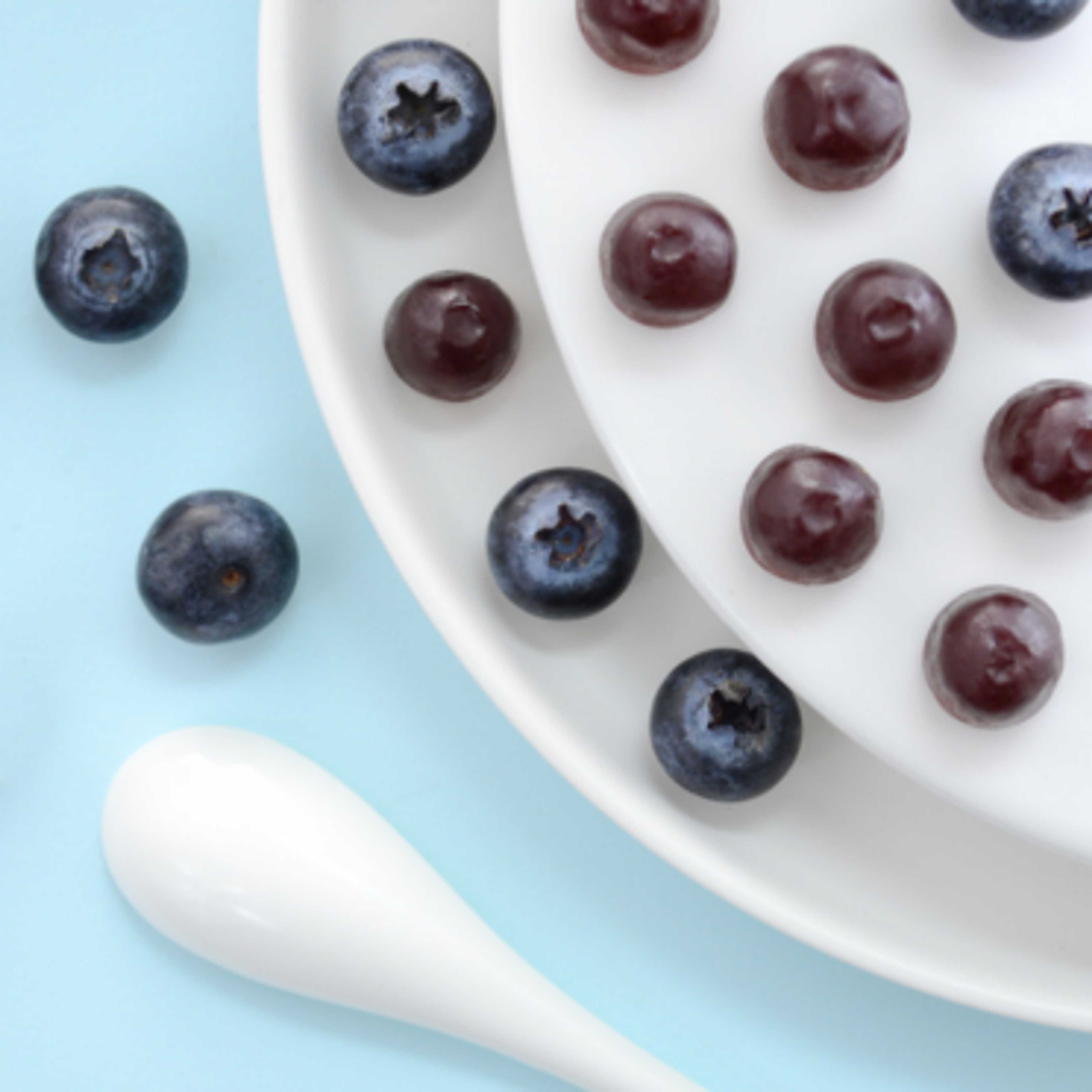 Frontansicht der Want Want QQ Gummibonbons Blaubeergeschmack 70g: Zeigt die auffällige Verpackung mit Blaubeer-Design und den enthaltenen Gummibonbons