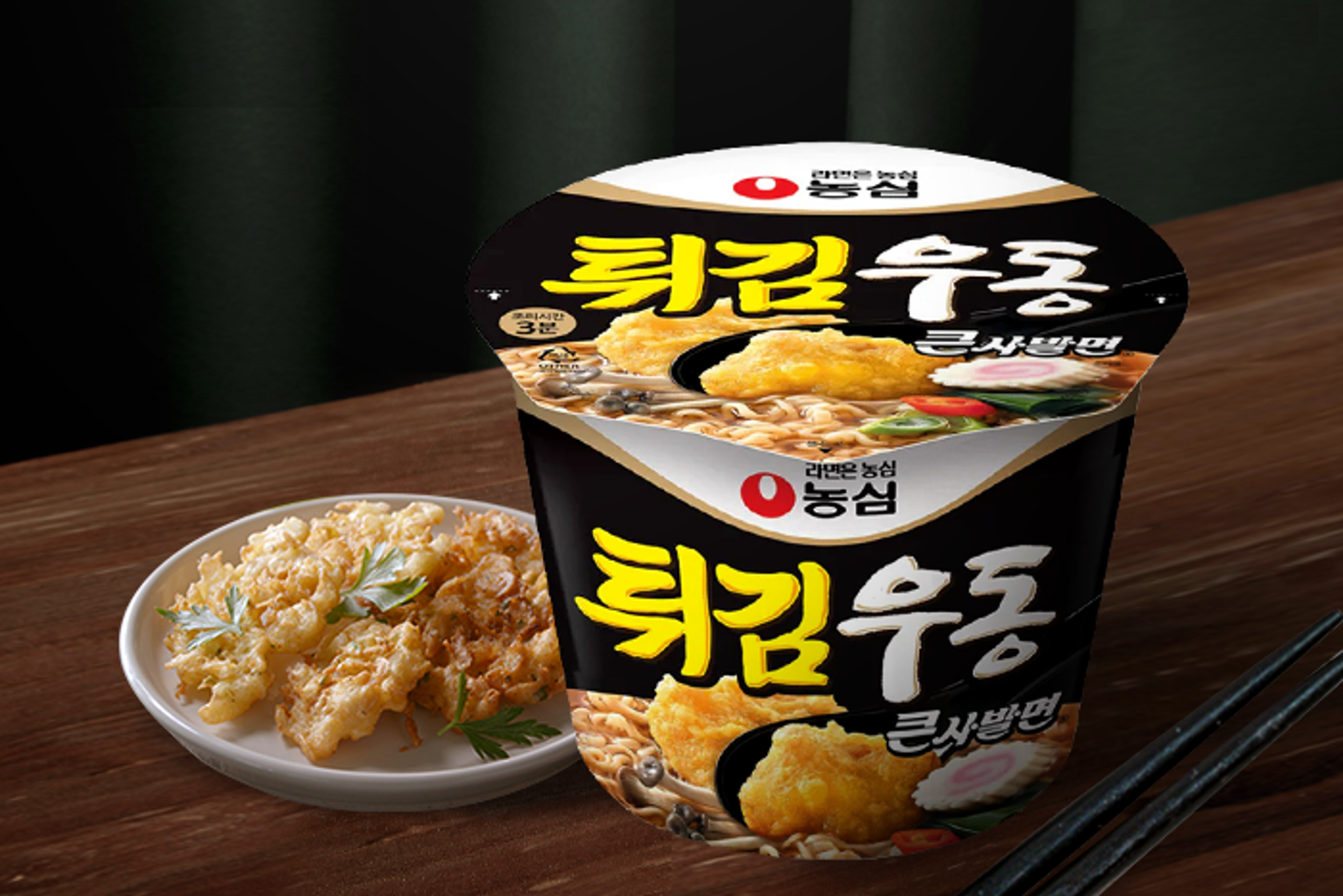 Detailaufnahme von Nongshim Tempura Ramen, hervorhebend die Qualität und Textur der Ramen-Nudeln und Tempura-Stücke.