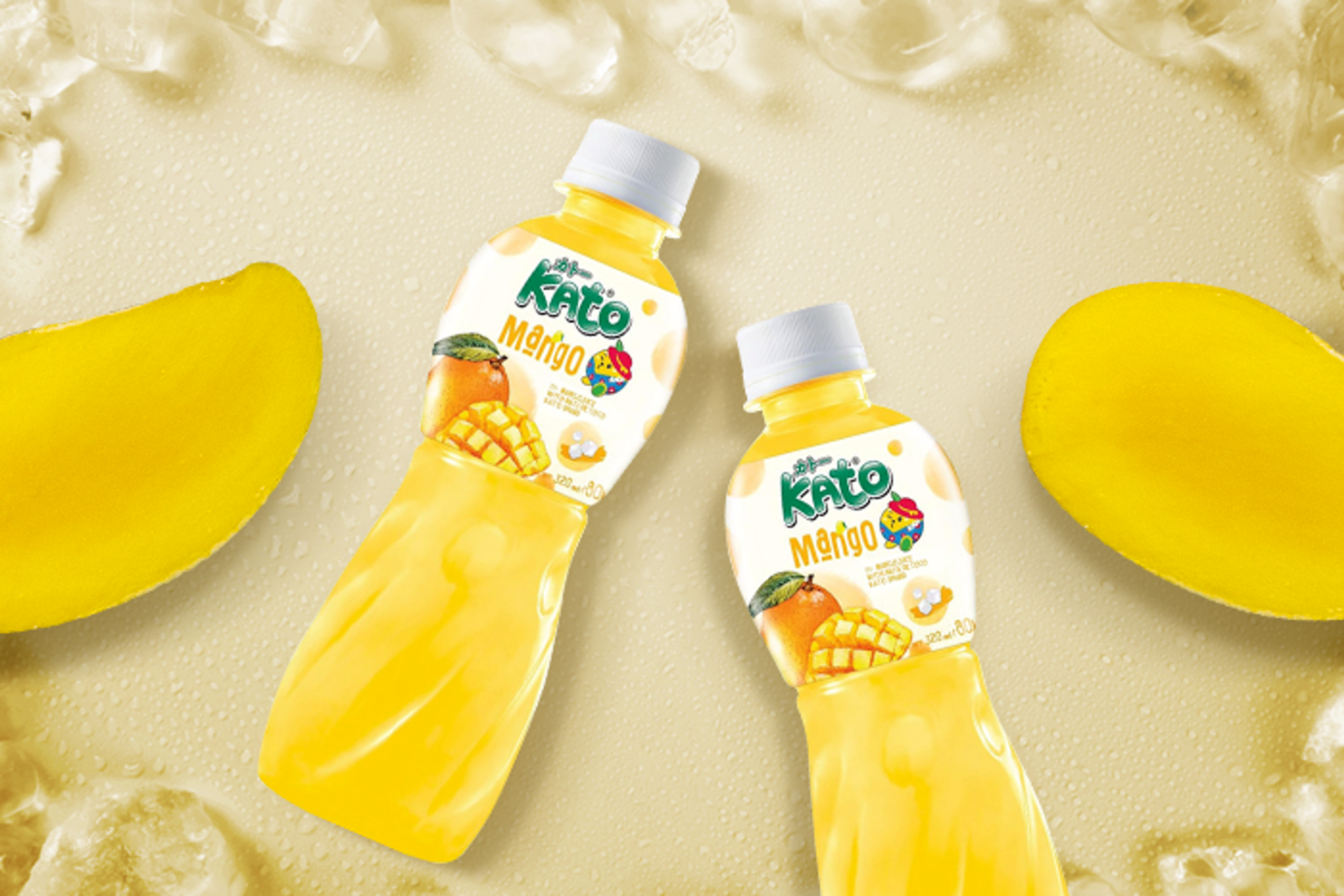 KATO Mangosaft mit Nata De Coco neben frischen Mangos und Kokosnüssen.