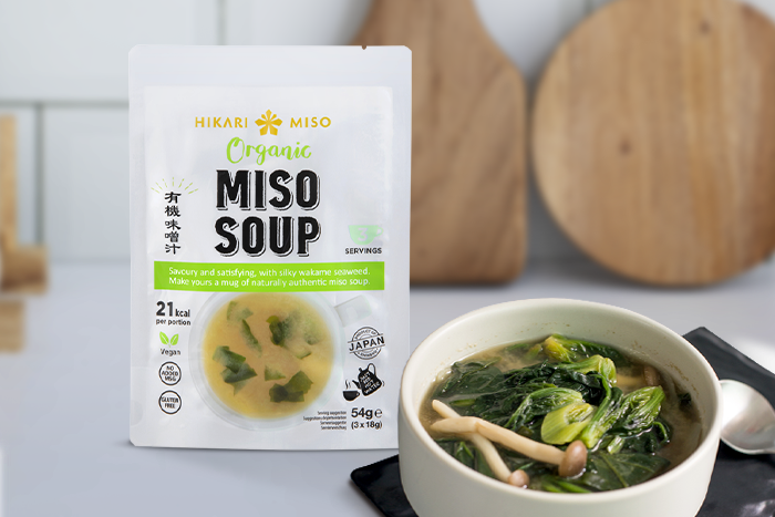 Eine Portion Miso Suppe, frisch zubereitet und dampfend.