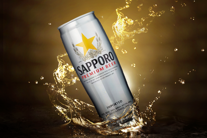Nahaufnahme von SAPPORO PREMIUM BEER, betont die Qualität und Farbe des Bieres