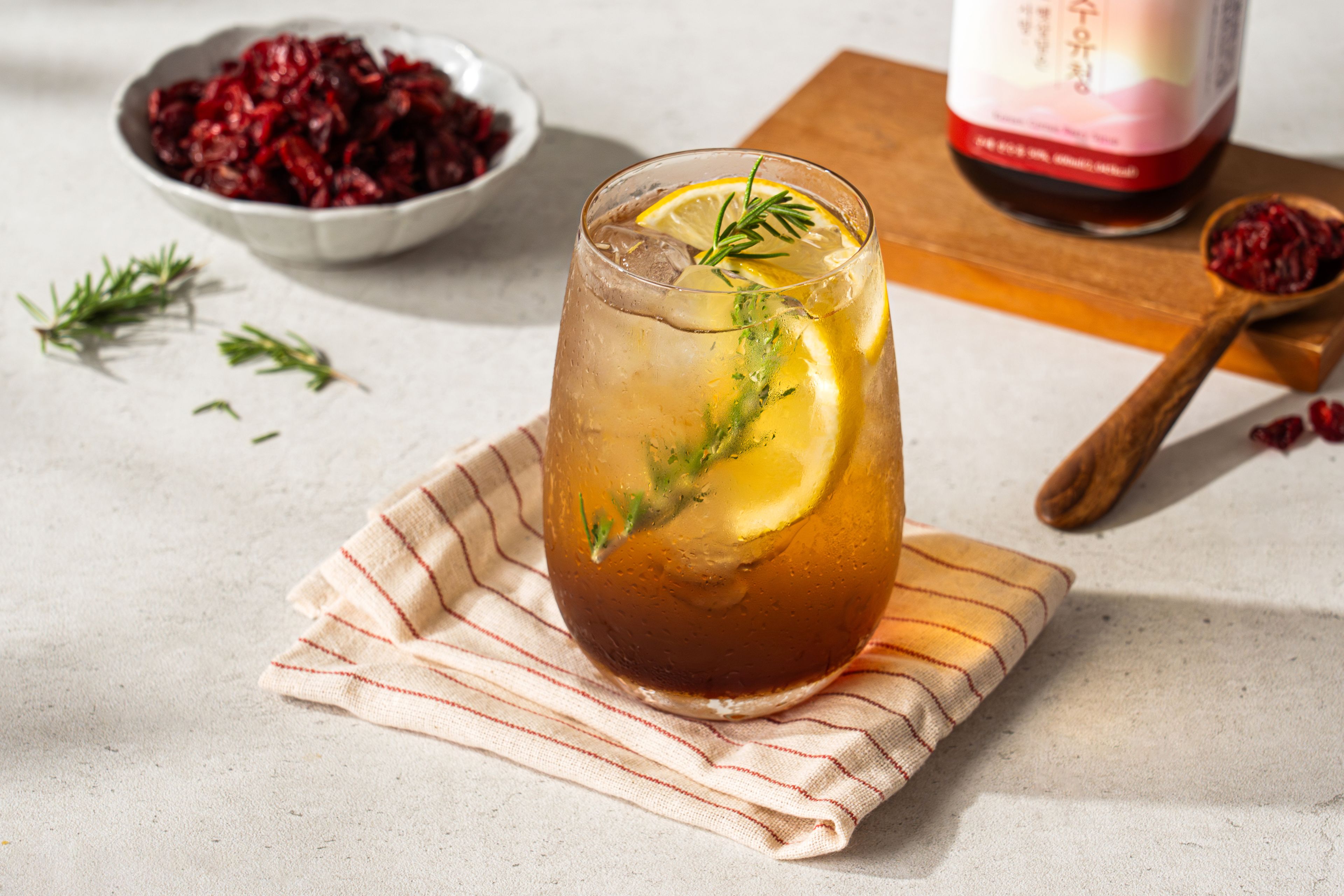 Mocktail mit SOLARBERRY Koreanischer Cornus-Beerensirup