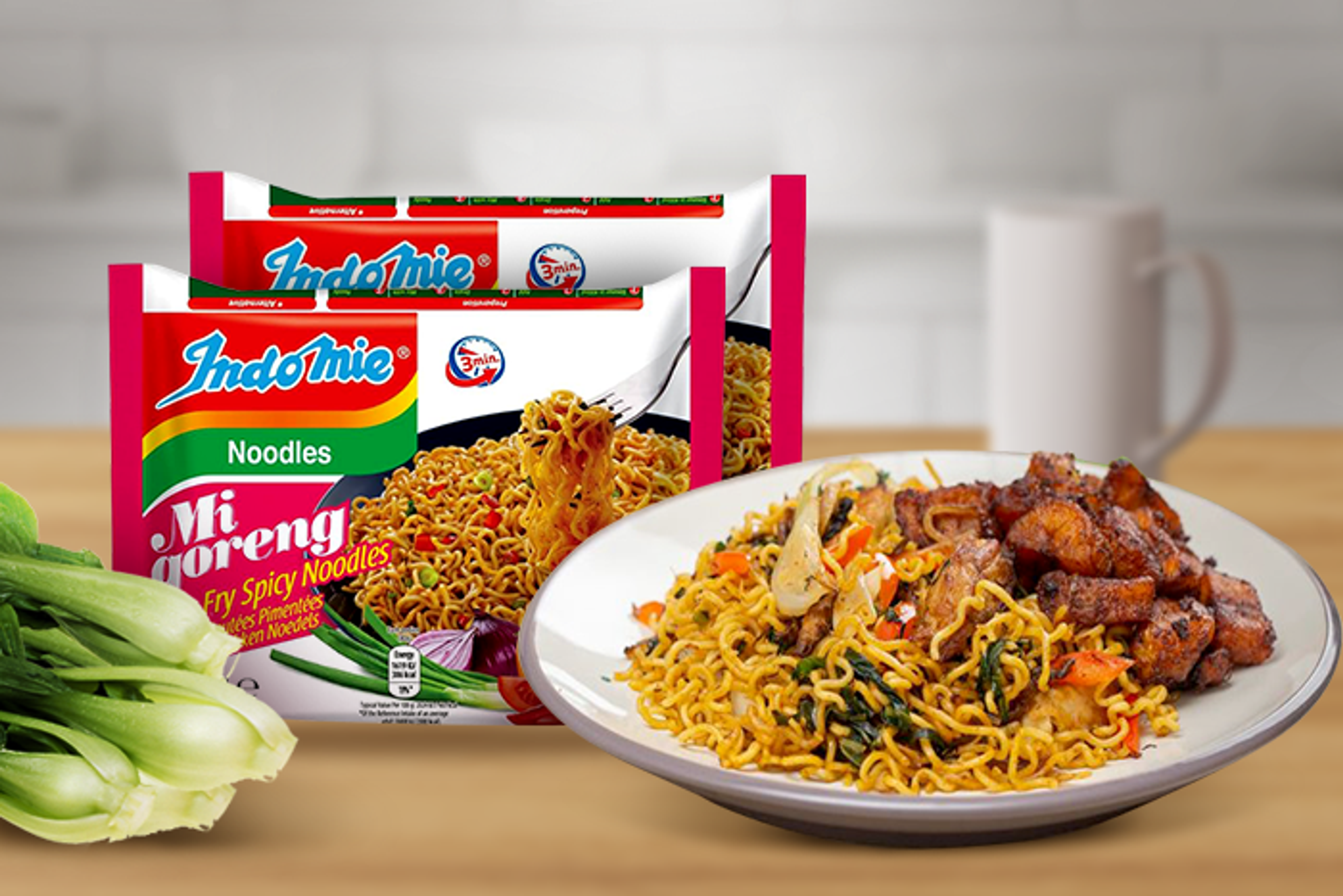 Zubereitete Mi Goreng Spicy Nudeln – präsentiert die perfekt gewürzten Nudeln mit Chili und Zwiebeln.