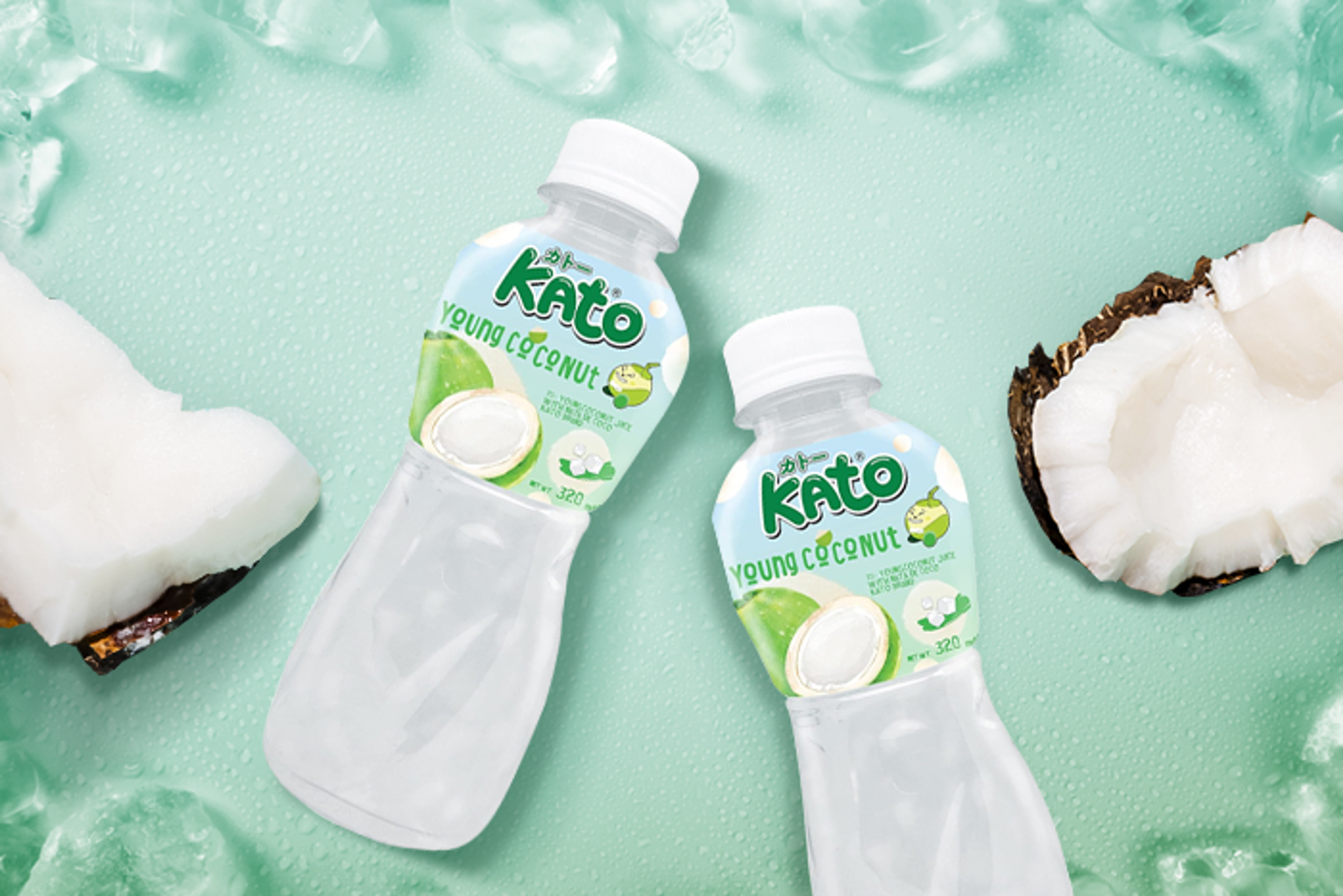 KATO Kokoswasser mit Nata De Coco neben frischen Kokosnüssen.