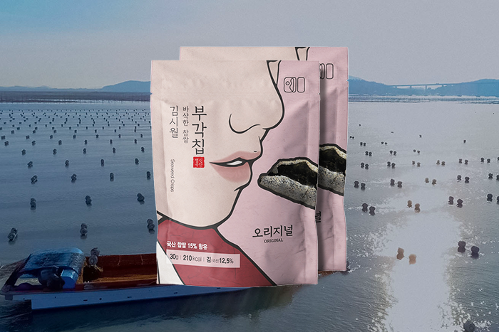 Hand-hält-eine-Portion-Siwol-Kim-Seaweed-Chips,-demonstriert-Größe-und-Knusprigkeit