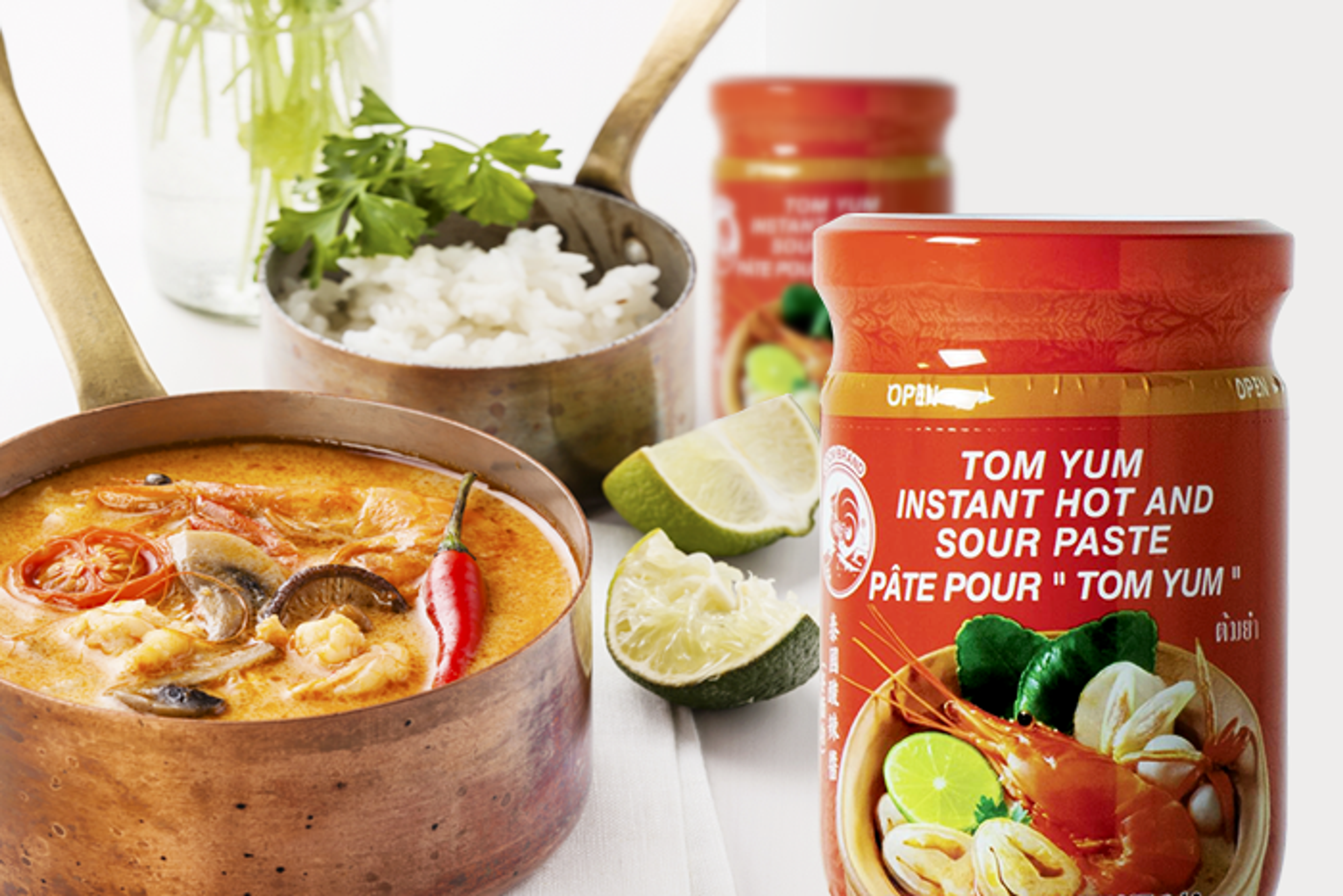 Geöffnete Packung der Cock Brand Tom Yum Paste