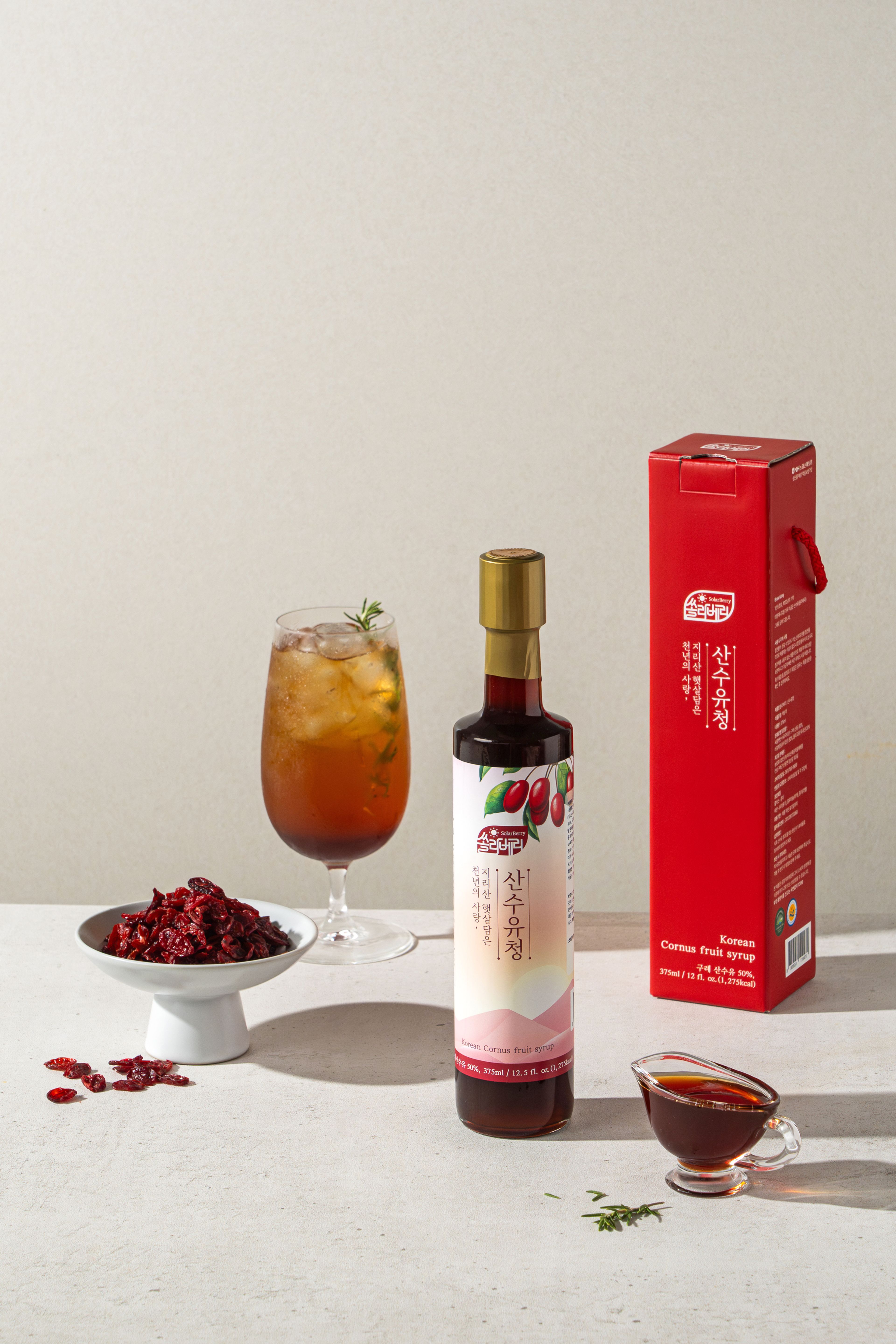 Vorderansicht der SOLARBERRY Koreanischer Cornus-Beerensirup 375ml Flasche – zeigt das elegante Design.