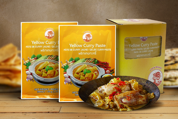 Geöffnete Packung der COCK Gelben Currypaste, zeigt die cremige Konsistenz
