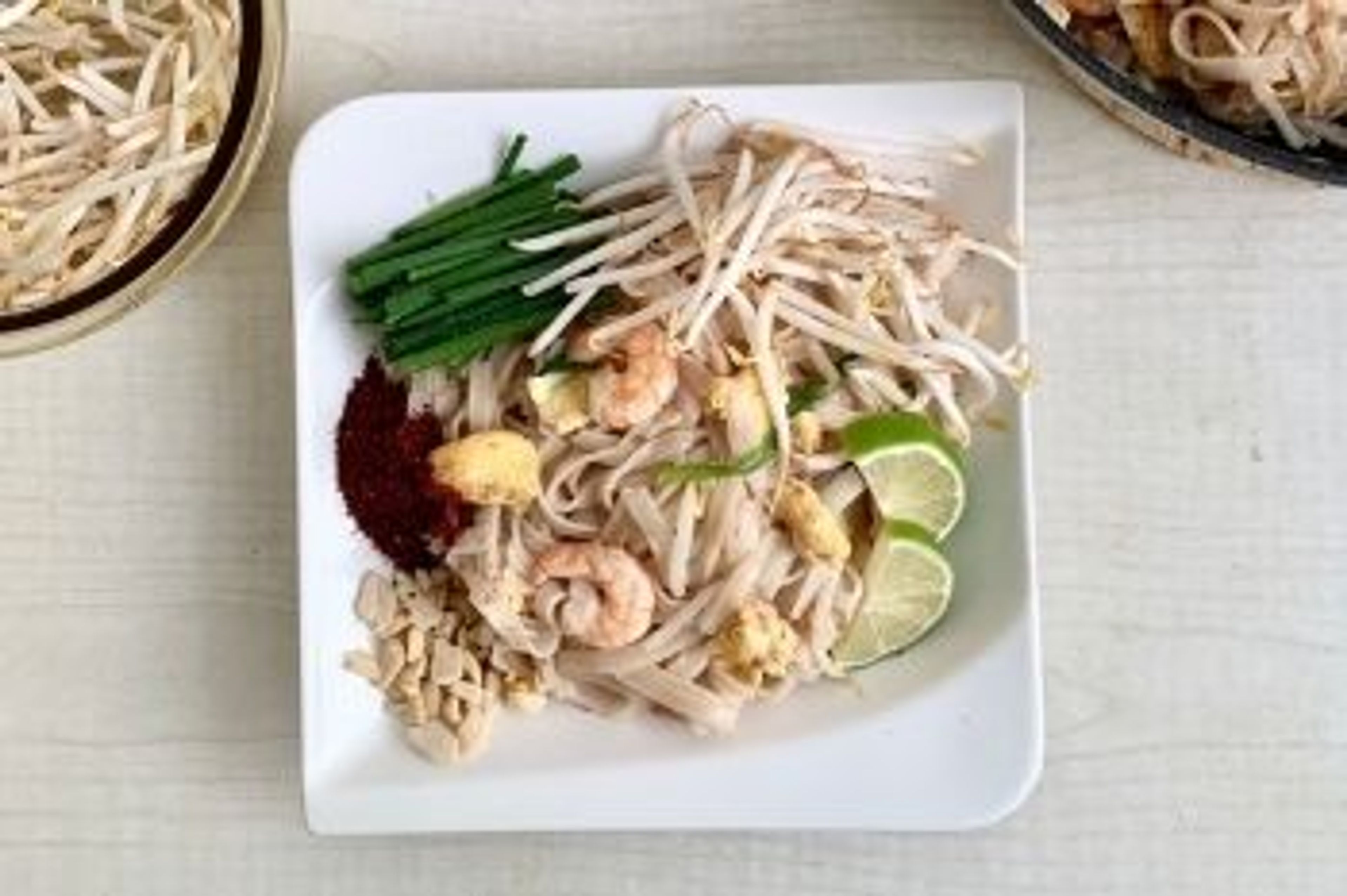 Pad Thai servieren