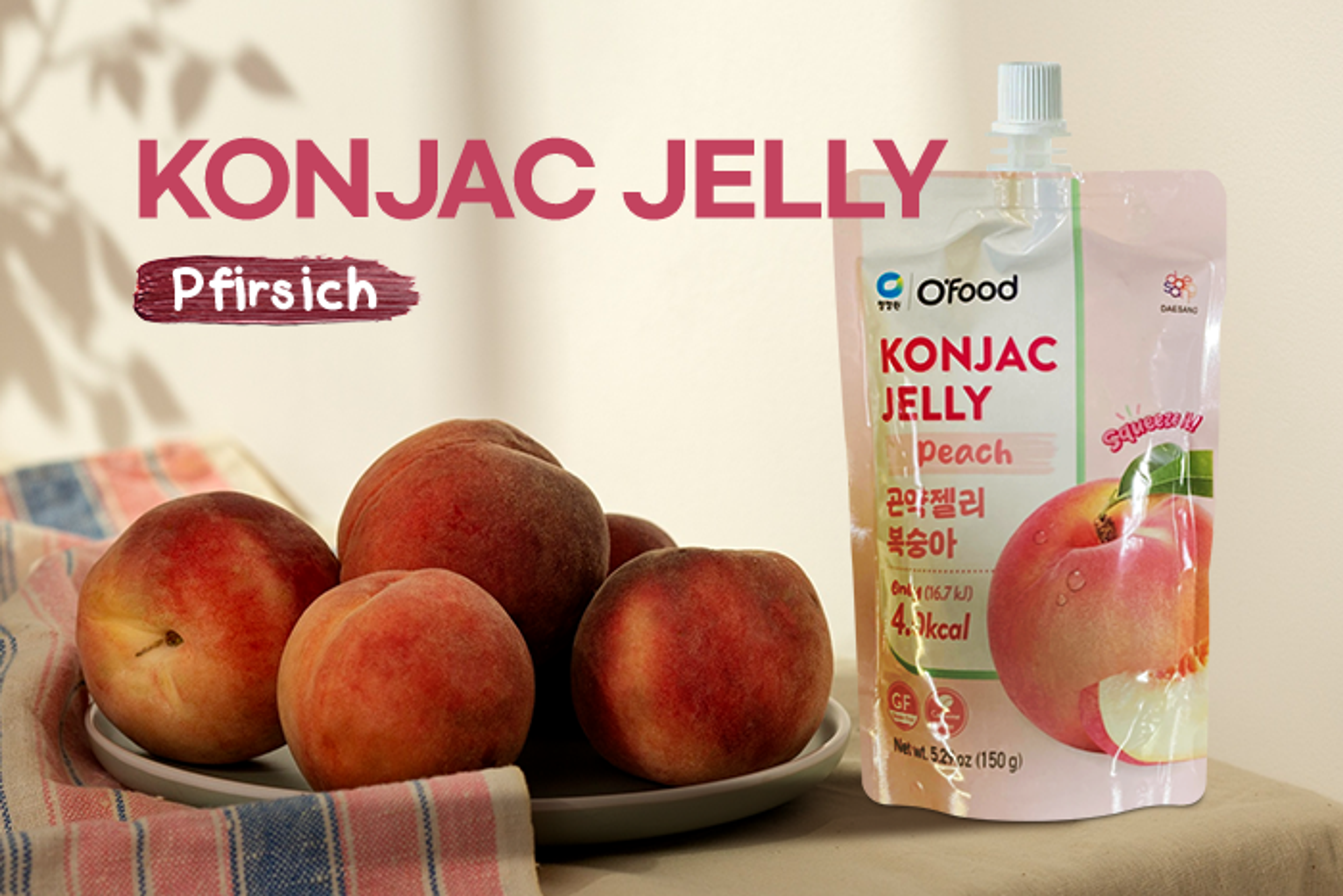 O' Food Konjac Jelly Peach 150g - Hand hält ein geöffnetes O' Food Konjac Jelly Pfirsichpaket.