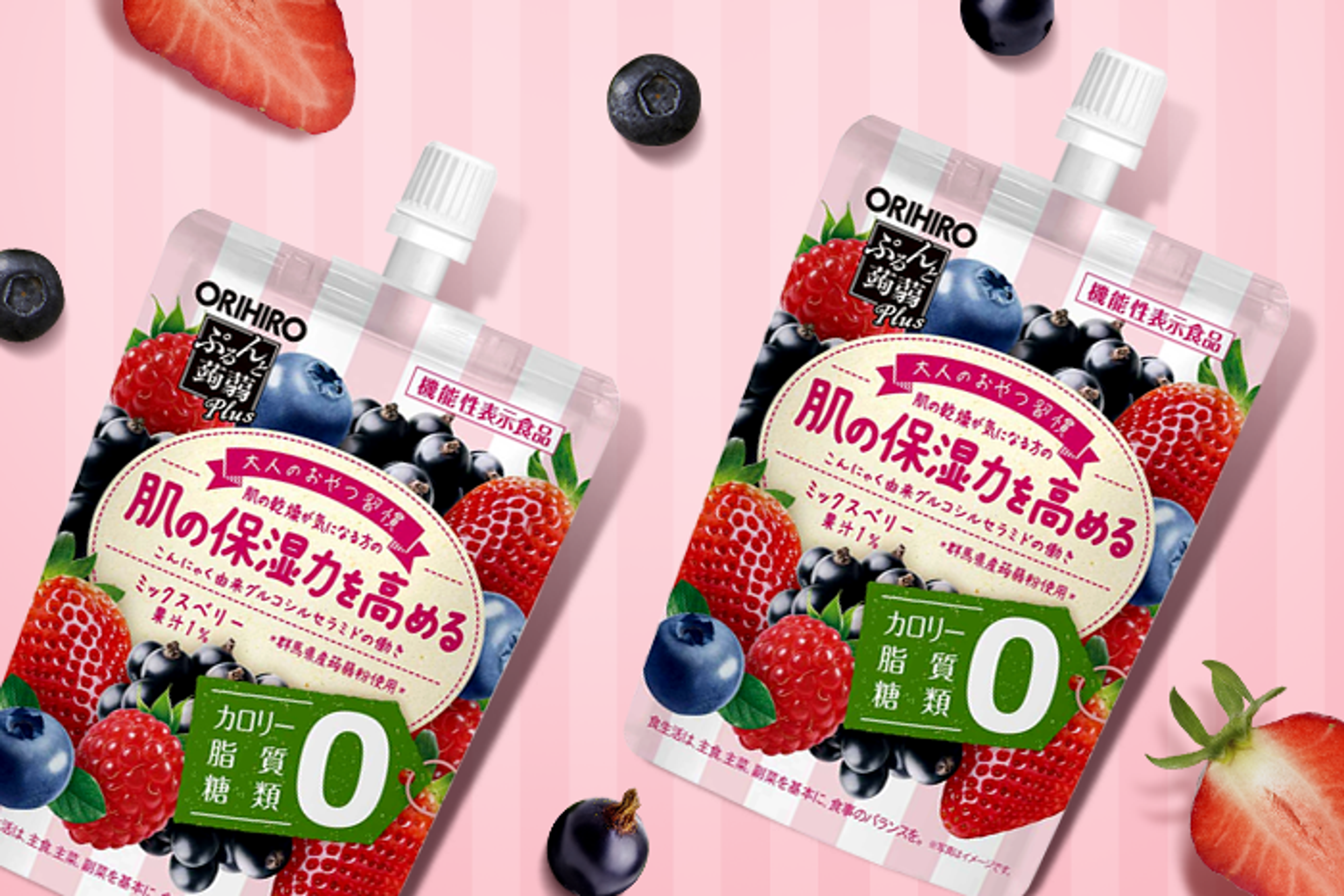 ORIHIRO Puru Puru Konjac Jelly Drink Mischbeeren-Geschmack neben frischen Beeren.