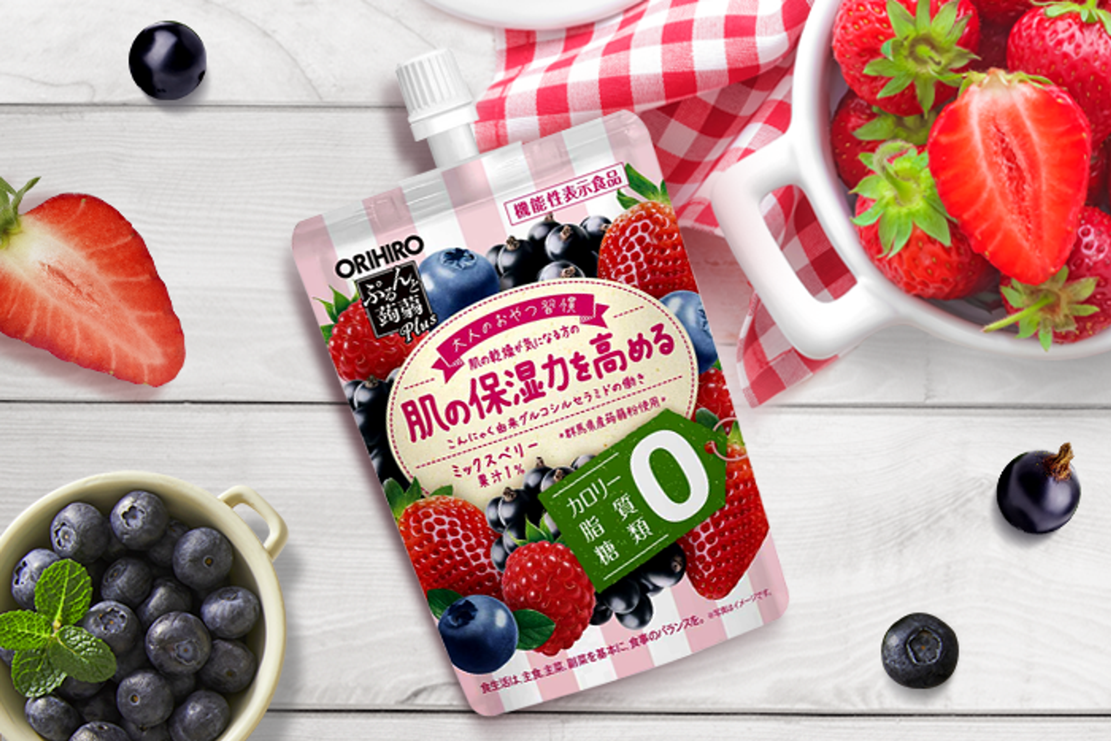 Eine Hand, die einen ORIHIRO Puru Puru Konjac Jelly Drink Mischbeeren-Geschmack hält.