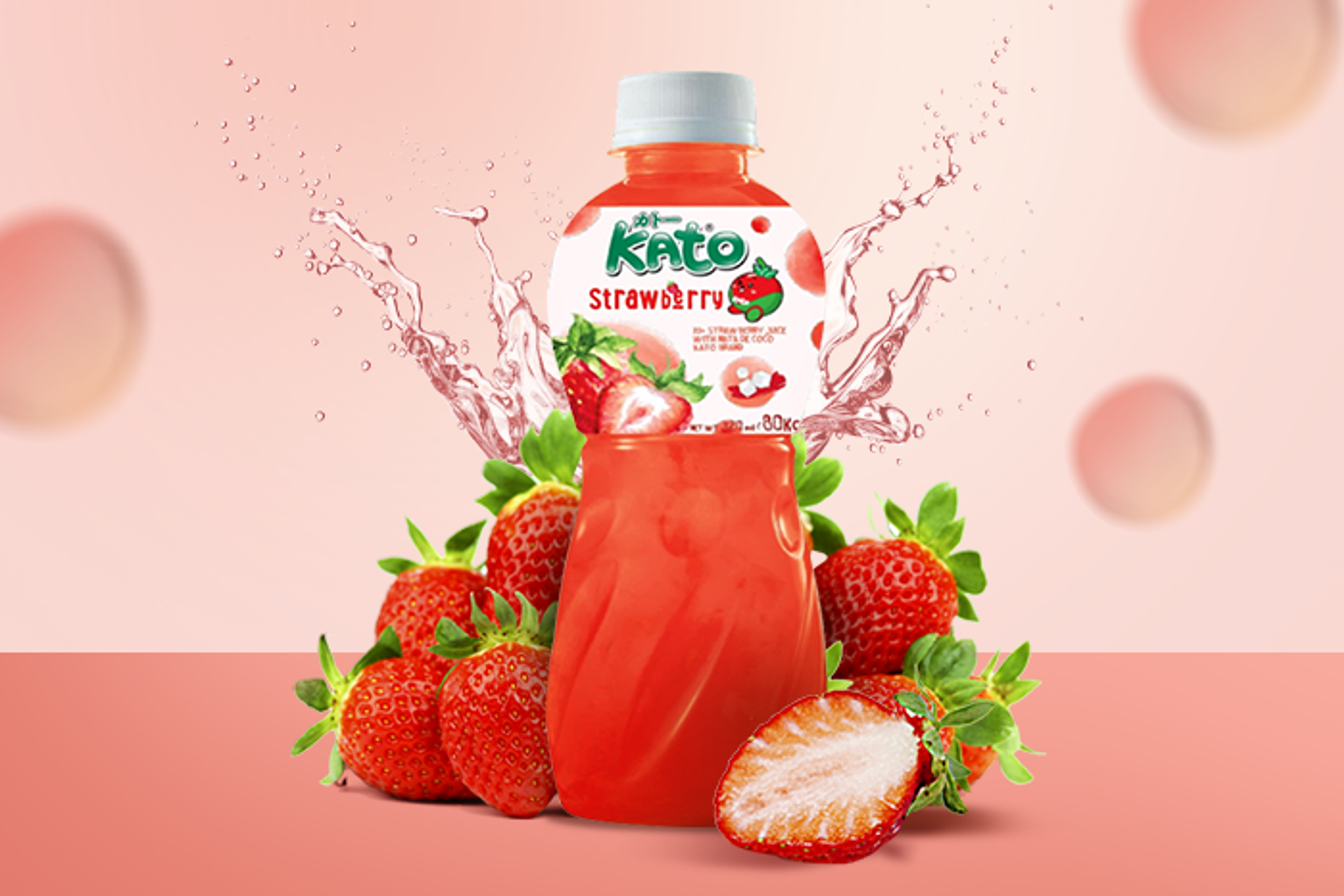 KATO Erdbeersaft mit Nata De Coco neben frischen Erdbeeren und Kokosnüssen.