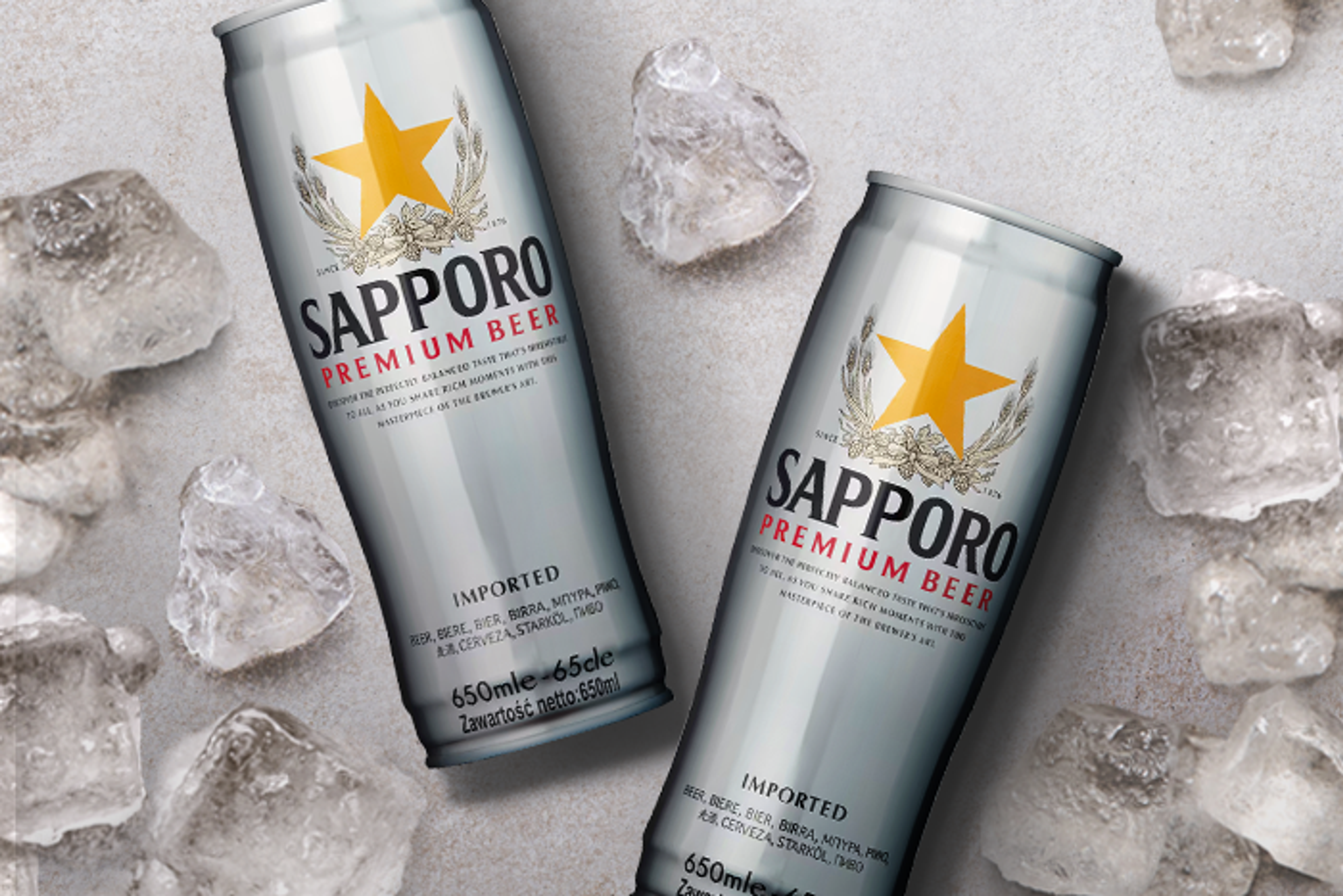 SAPPORO Bier wird in ein Glas gegossen, zeigt goldene Farbe und perfekte Schaumbildung