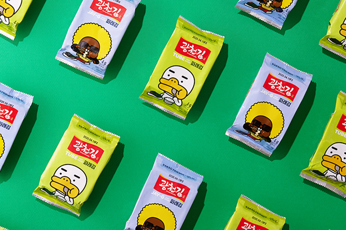 Stapel von Kakao Friends Crispy Seaweed Packungen, ideal für Sammler