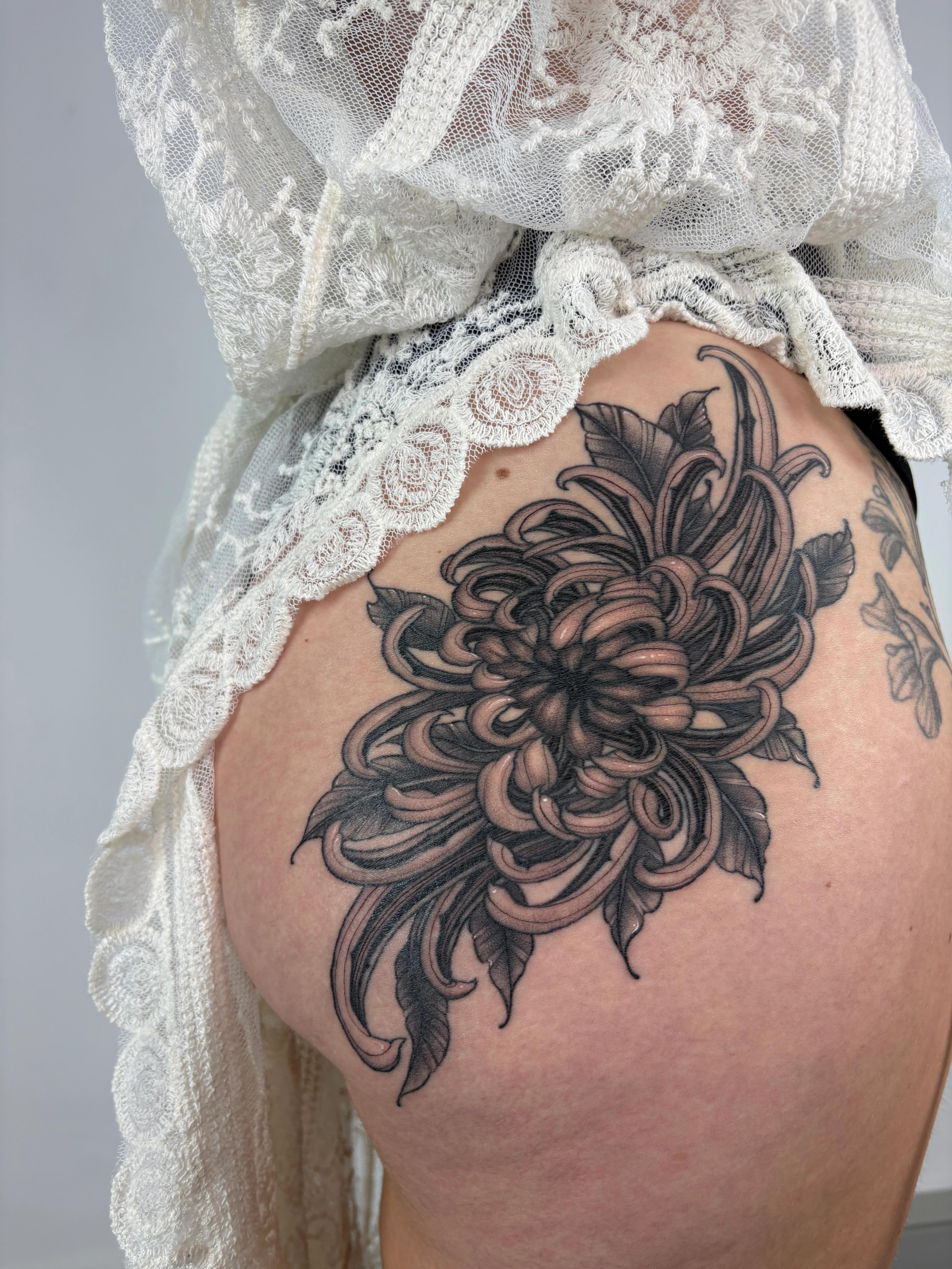 Rich contrast Botcanical thigh piece 