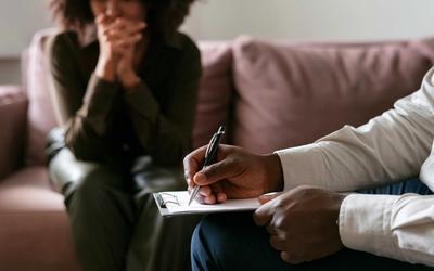 Échange entre un patient et un thérapeute lors d’une séance de thérapie cognitive.