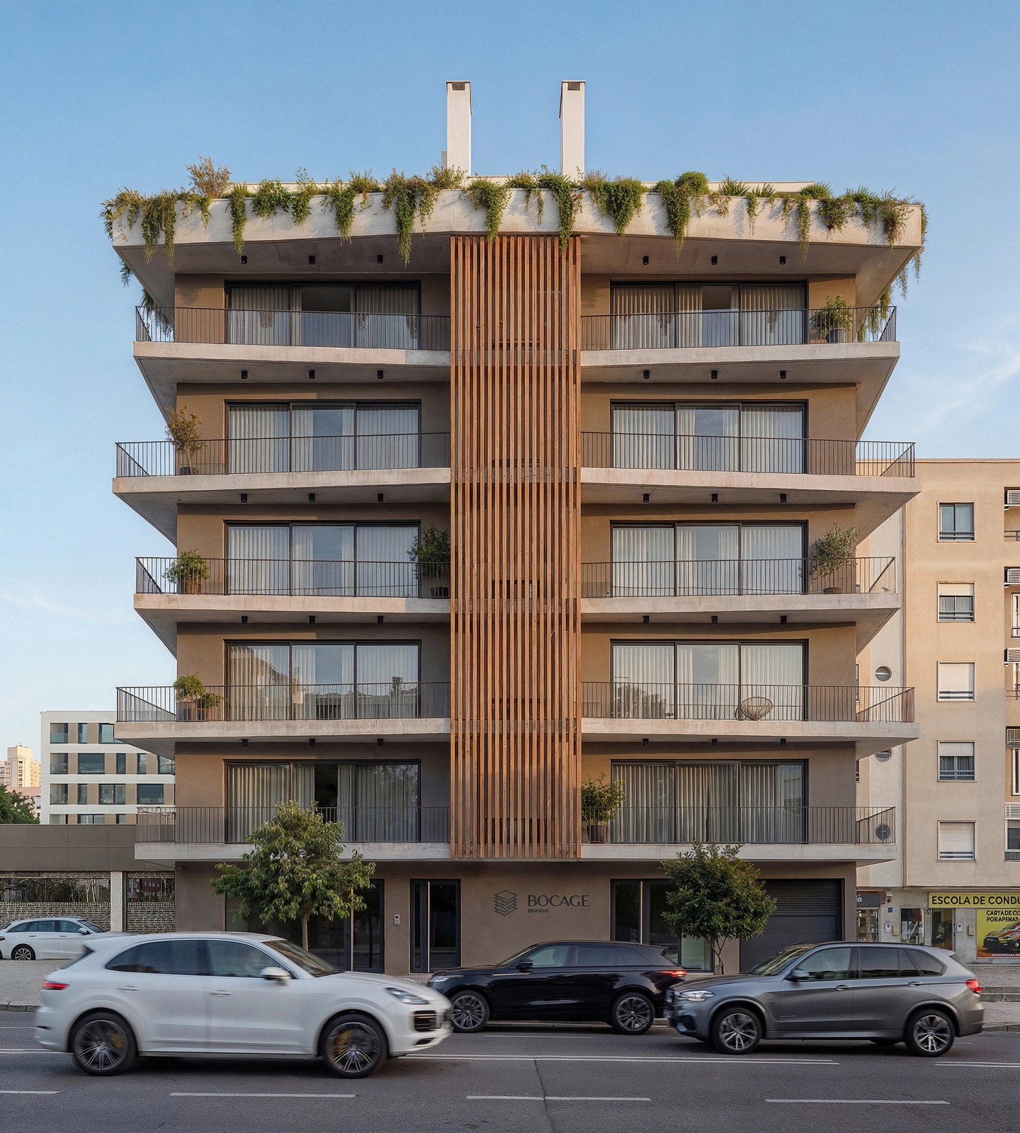 Edifício Bocage façade in Barreiro seen from the street by day, with timber slats and continuous balconies.