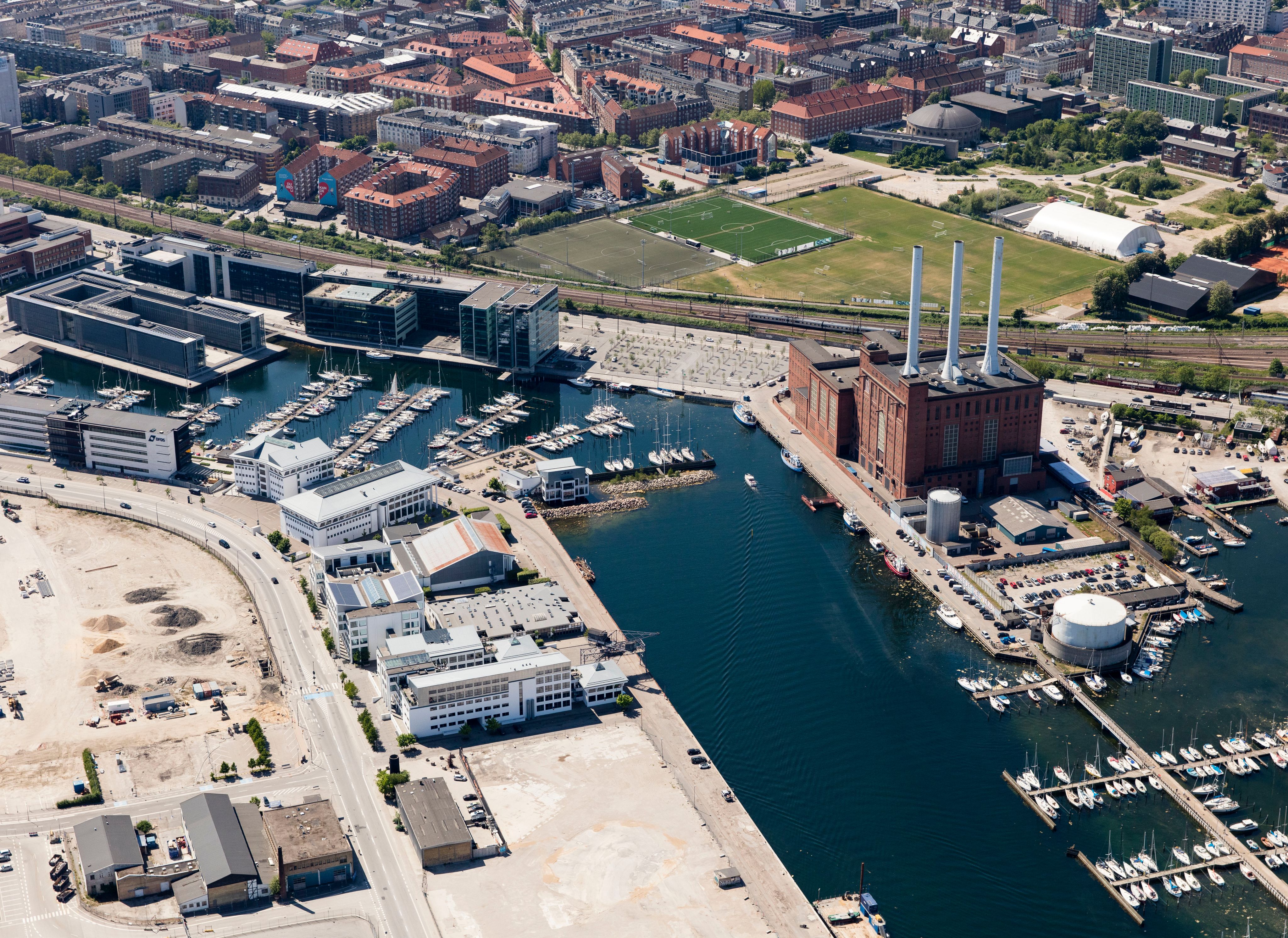 Preview of: Luftfoto af Nordhavn og Svanemølleværket med lystbåde, industribygninger, skorstene og boldbaner