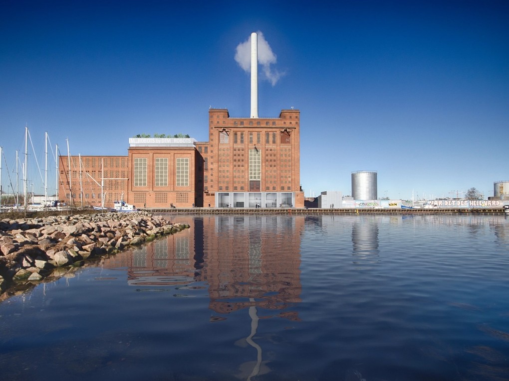 Luftudsigt over havneområde med marinaer, bygninger, jernbane og fodboldbaner
