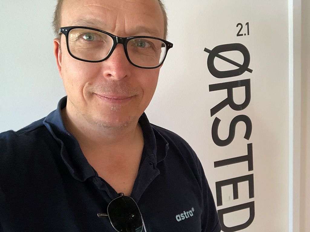 Preview of: Mand med sorte briller foran en dør med teksten ØRSTED 2.1