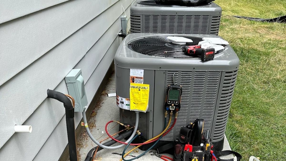 Art HVAC Installer Placing a New Lennox High Efficiency Rooftop HVAC Unit on a NYC Commercial Property Crane Lift