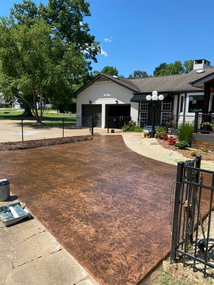 Patterned concrete driveway with contrasting border