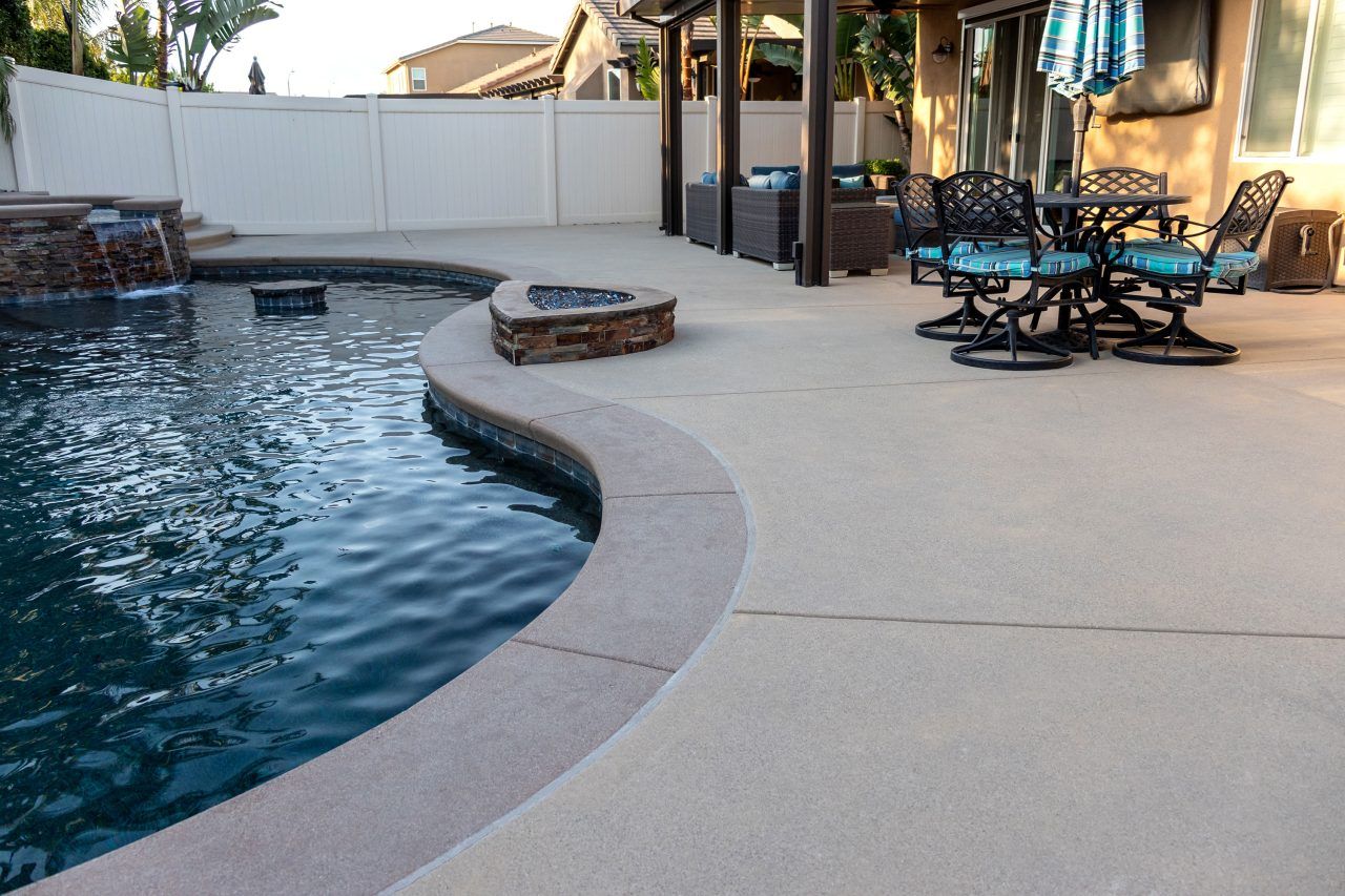 Light beige Kool Deck pool surface with matching coping