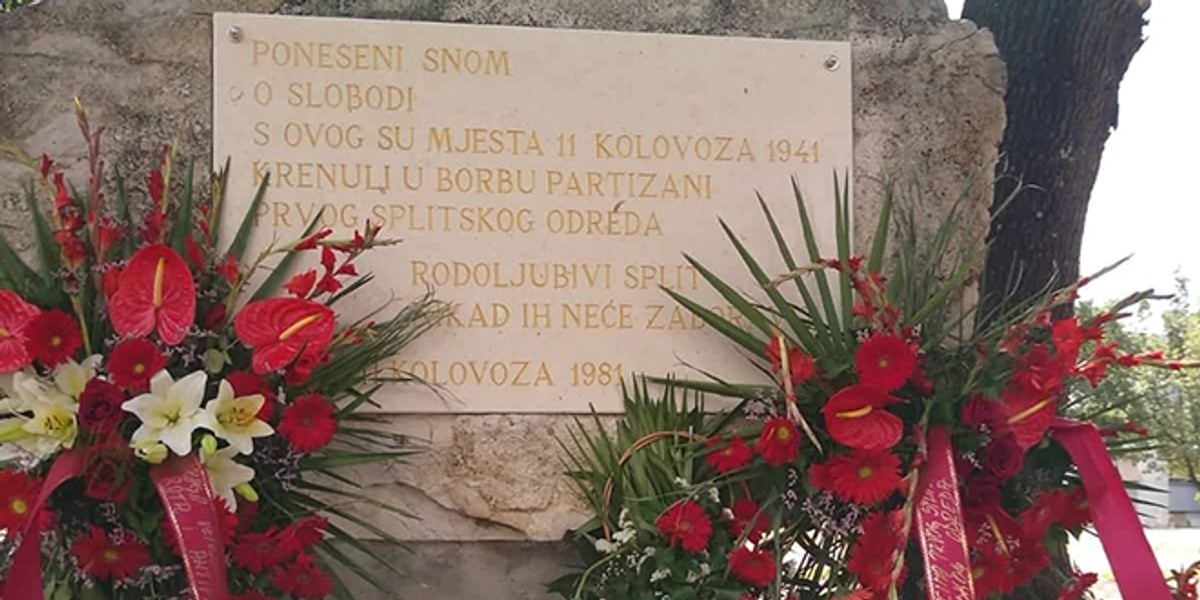 VIDEO: VANDALSKI ČIN Crnim autolakom posprejana spomen ploča Prvom splitskom partizanskom odredu na Plokitama