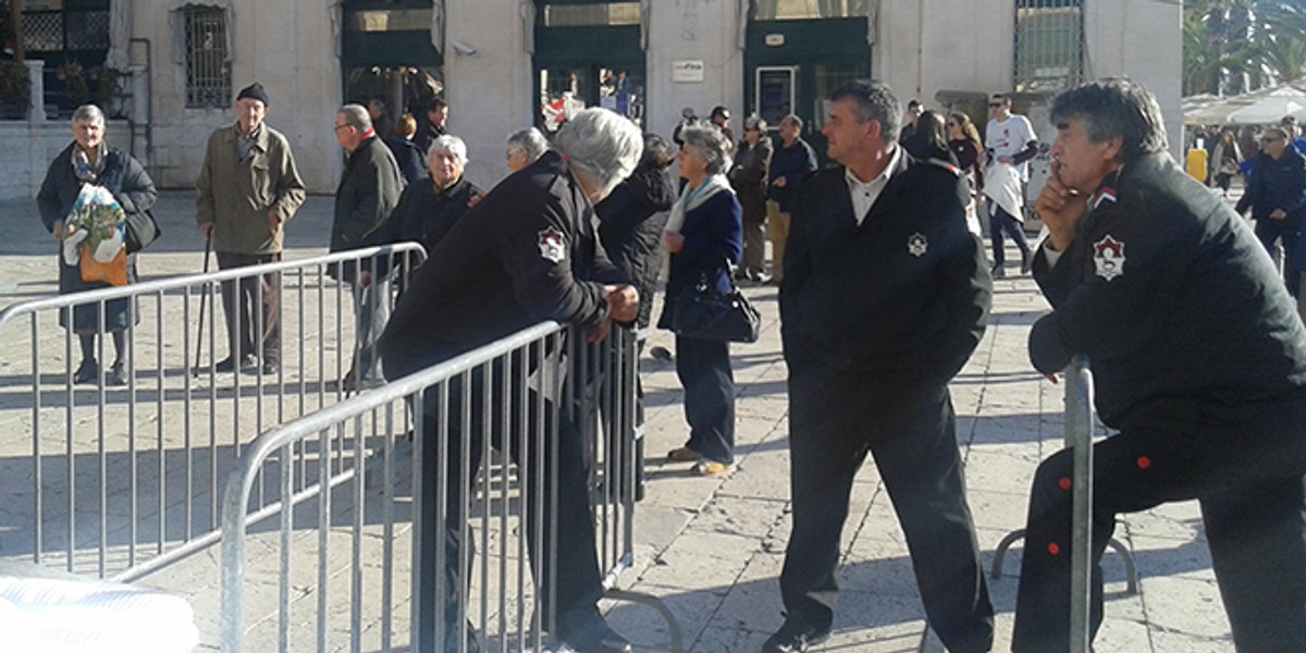 UŽIVO IZ GRADA: Badnjak protječe veselo i raspjevano