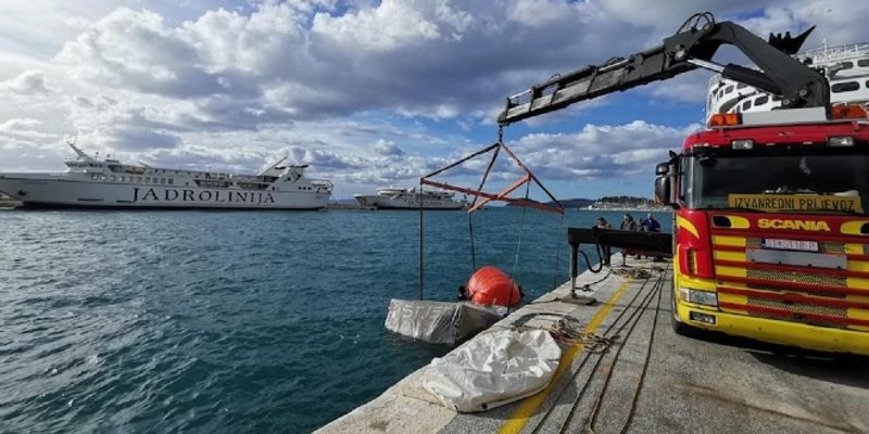 FOTO/VIDEO Izvlači se kamion koji je upao u more u splitskoj Trajektnoj luci