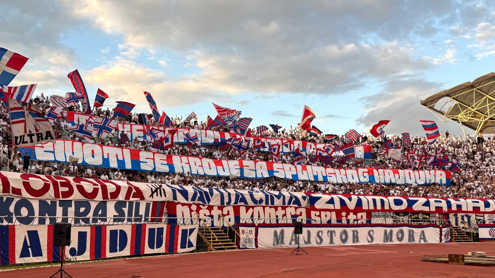 VIDEO: Torcida na početku utakmice podignula poruku