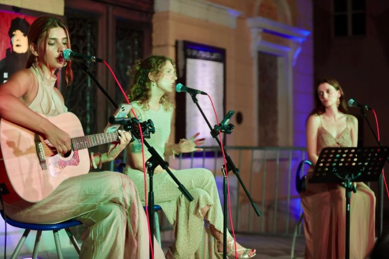 FOTO/VIDEO Spli'ski litnji koluri: Publiku je večeras zabavljao Amber Acoustic