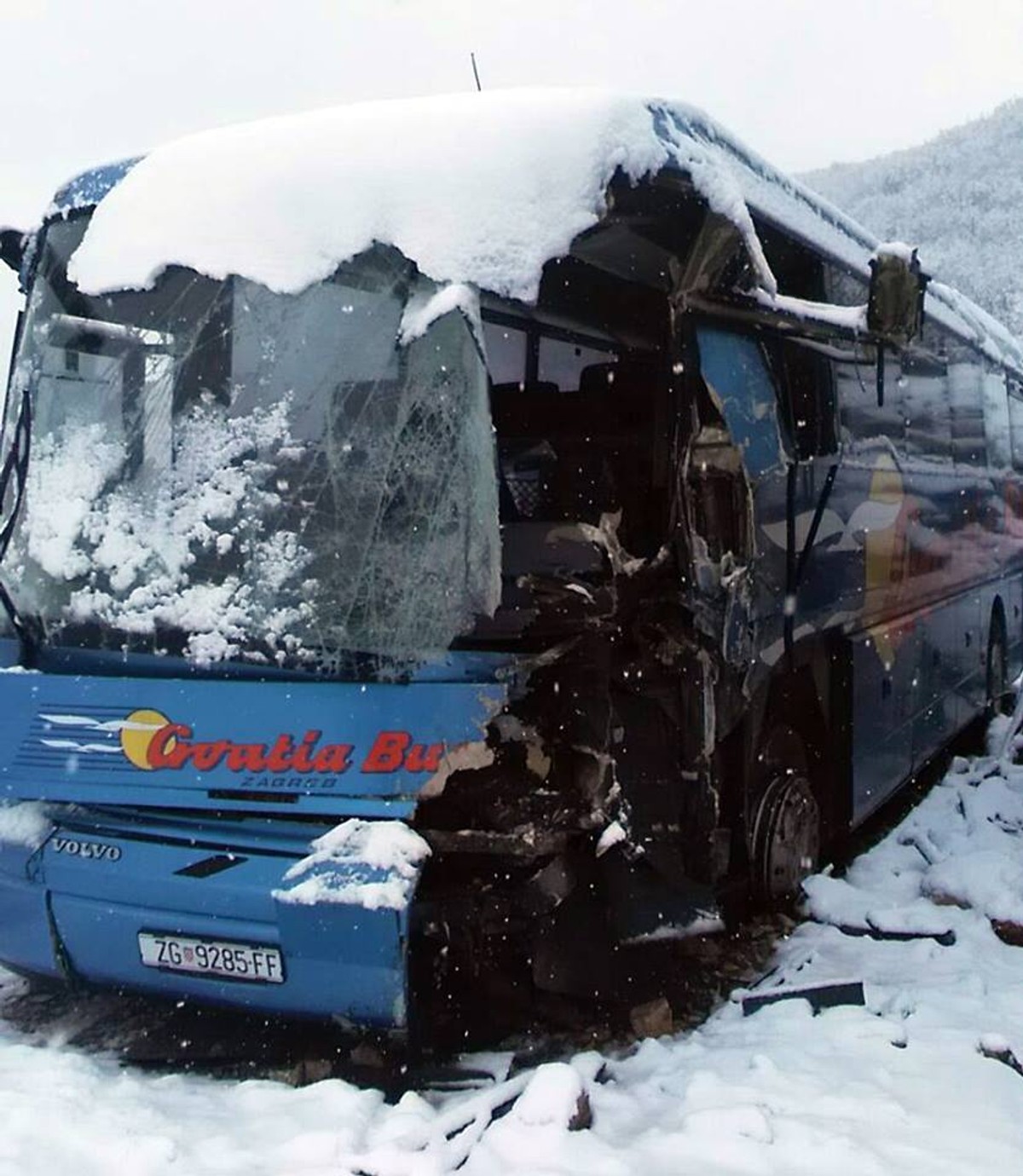 Nesreća po snijegu: Vozač Croatia Busa kod Zagvozda udario u brdo