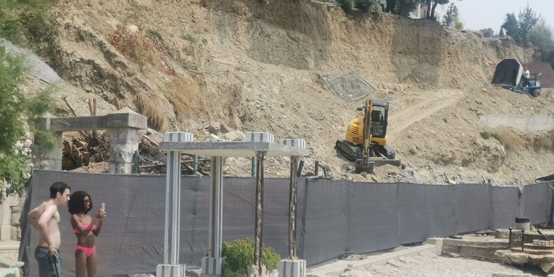 UNATOČ ZABRANI, RADI SE I DALJE Na Ježincu osvanuo zid, pozvana i policija