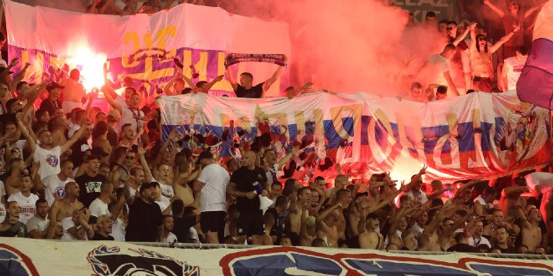 VIDEO: Torcida istaknula ukradene transparente uz pjesmu 'Kiša pada, Srbija propada'