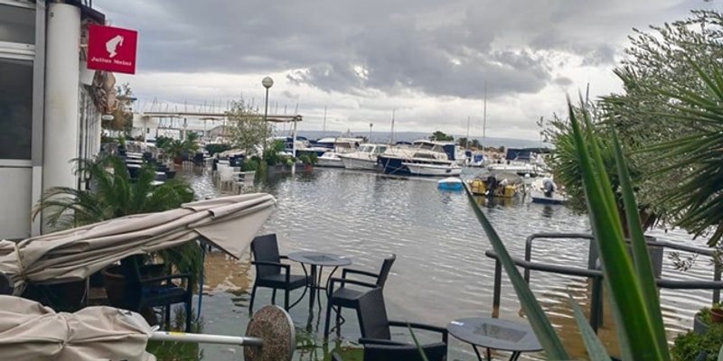 POTOPLJENE ŠETNICE More poplavilo obalu na Zenti, gotovo do ceste došlo