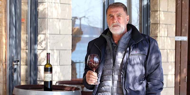 DOMOVINA CRLJENKA Jakša Bedalov: Znanstvenici su jedno vrijeme vjerovali da su dobričić i crljenak roditelji plavca malog, pa sam napravio vino Tribus koje je spoj te tri sorte