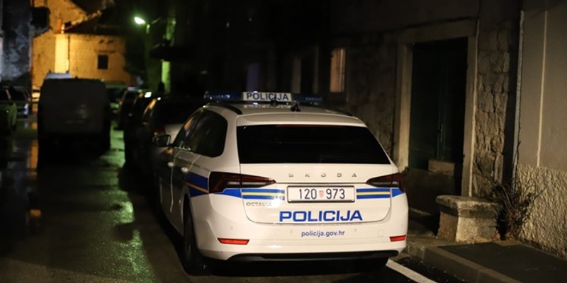 DRAMA U KAŠTELIMA Zbog parkinga jednog ranio hicima iz pištolja, a drugog udario sjekirom