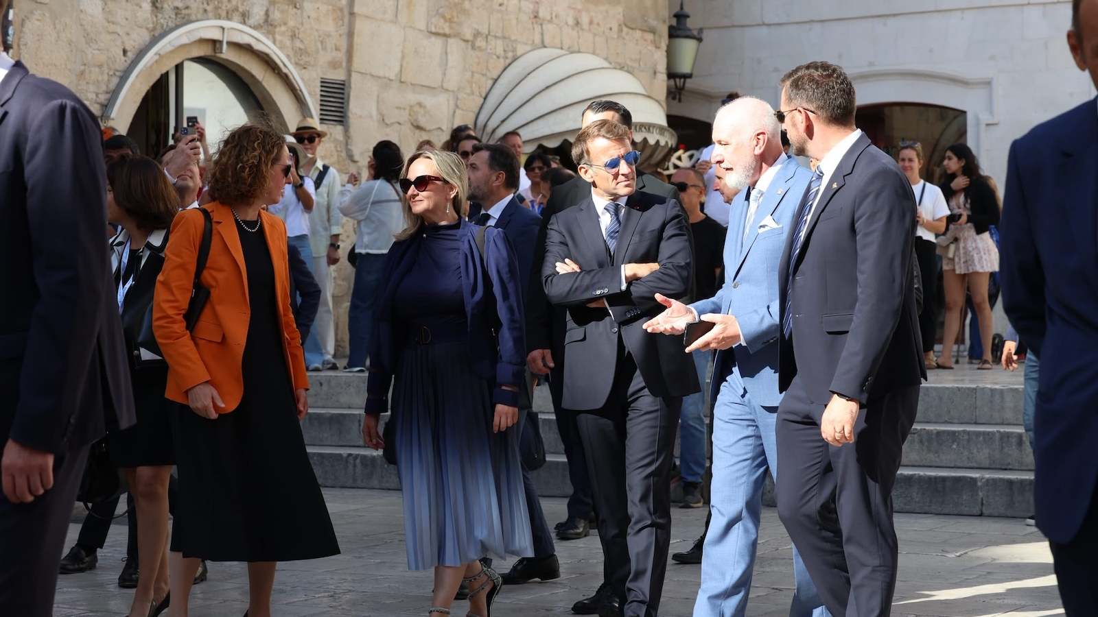 FOTO/VIDEO Macron iznenadio nakon summita: Preskočio konferenciju i otišao u šetnju Splitom