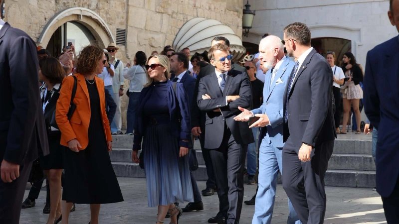 FOTO/VIDEO Macron iznenadio nakon summita: Preskočio konferenciju i otišao u šetnju Splitom